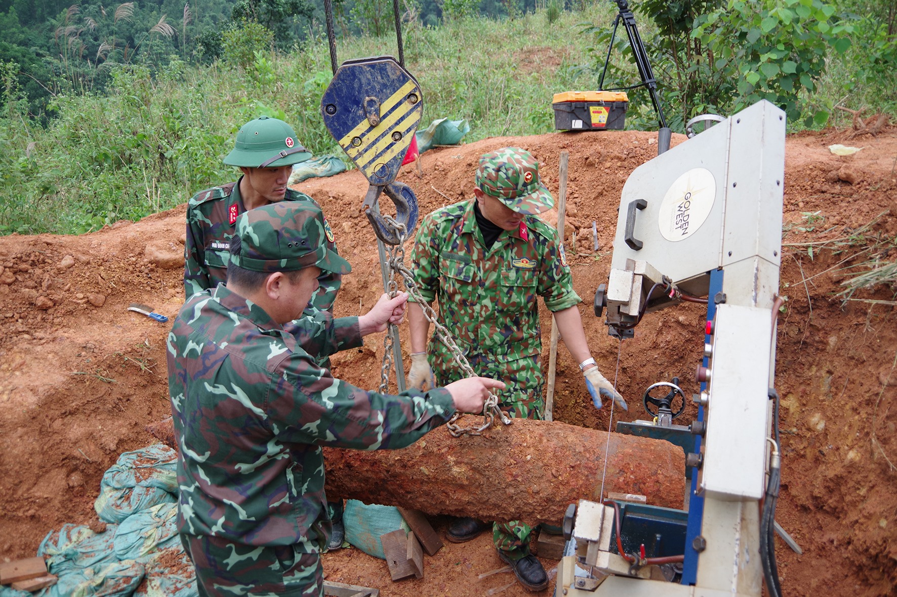 Lực lượng công binh sử dụng máy cắt bom điều khiển từ xa để xử lý quả bom MK82-Ảnh: Hữu Thịnh