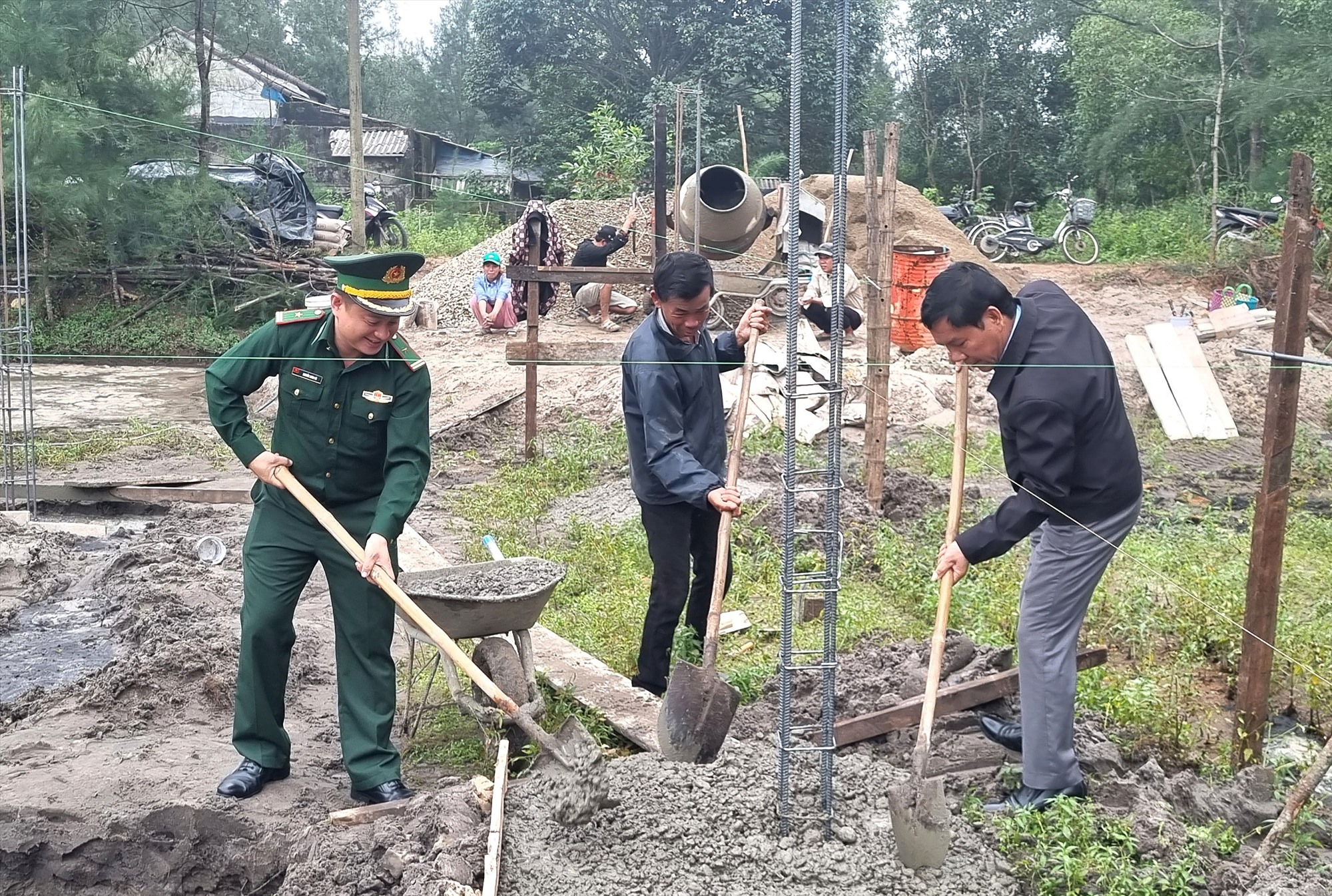 Thiếu tá Nguyễn Xuân Vũ, Đồ trưởng và Ông Lê Xuân Lộc - Bí thư Đảng ủy Triệu Lăng và đại diện gia đình động xây dựng nhà.