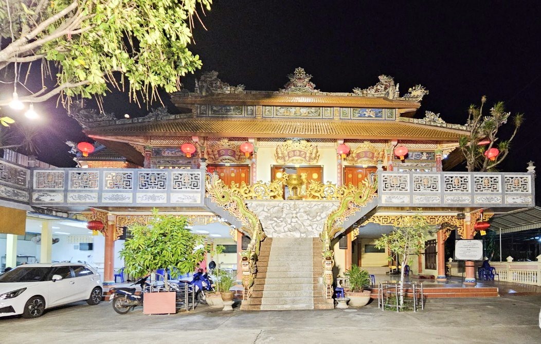 Chùa Diệu Giác- ngôi chùa Việt 100%. Từ thiết kế, vật liệu, thợ thi công công trình, đến những người tu hành, cầu kinh niệm phật đều là người Việt.