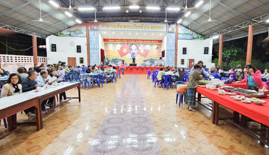 Hội trường lớn bên cạnh chùa Diệu Giác - nơi sinh hoạt cộng đồng của người Việt ở Mukdahan. Tại đây, “Hội đoàn kết người Việt toàn Thái Lan” đều đặn gặp nhau mỗi tháng 2 lần để giao lưu, sinh hoạt văn nghệ nhằm thắt chặt tình đoàn kết.