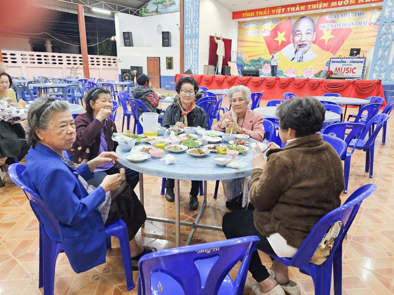 Những cụ bà người Việt ở Mukdahan tại buổi giao lưu hôm 18/11/2023.