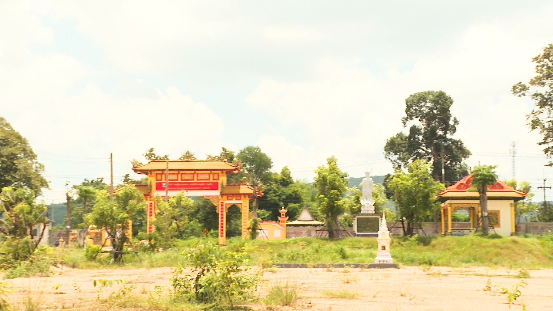 Nghĩa trang Cõi vĩnh hằng - nơi yên nghỉ của người Việt ở Mukdahan (toàn tỉnh Mukdahan chỉ có một nghĩa trang của người Việt).