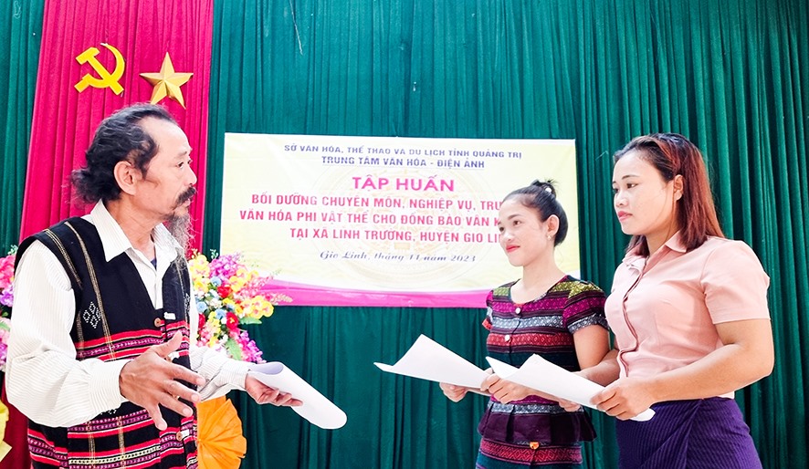 Nghệ nhân ưu tú Kray Sức đang truyền dạy cách hát dân ca cho các học viên tại xã Linh Trường - Ảnh: K.S
