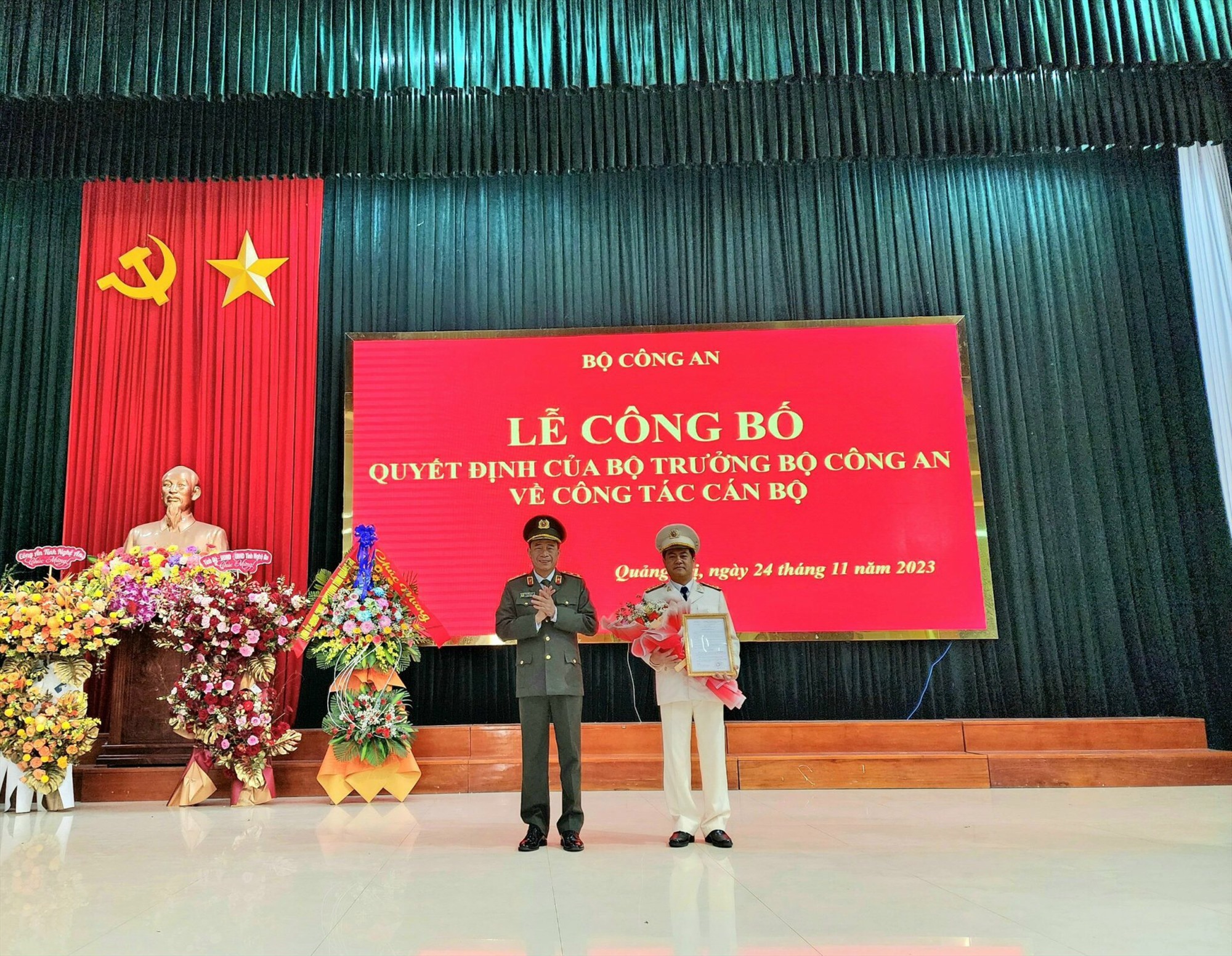 ​Thứ trưởng Bộ Công an, Trung tướng Lê Quốc Hùng trao quyết định bổ nhiệm Đại tá Nguyễn Đức Hải giữ chức vụ Giám đốc Công an tỉnh Quảng Trị - Ảnh: T.K