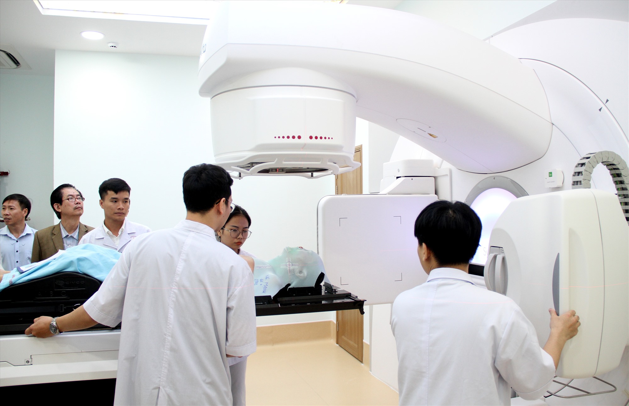 Hệ thống xạ trị gia tốc ở Bệnh viện Đa khoa tỉnh Quảng Trị- Ảnh: MĐ