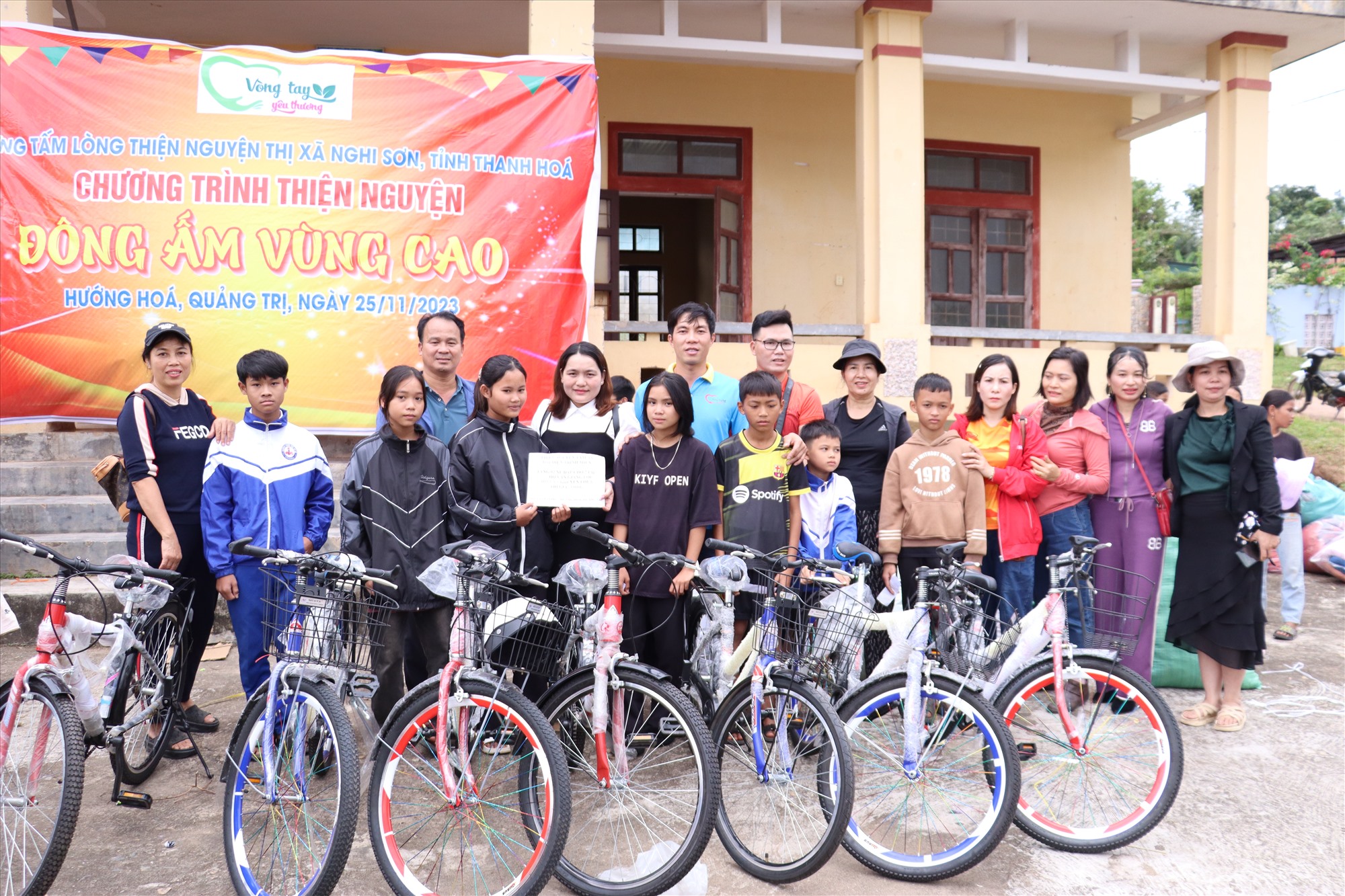 Nhóm Những tấm lòng thiện nguyện thị xã Nghi Sơn trao tặng xe đạp cho các em học sinh khó khăn tại Hướng Hóa - Ảnh: T.P