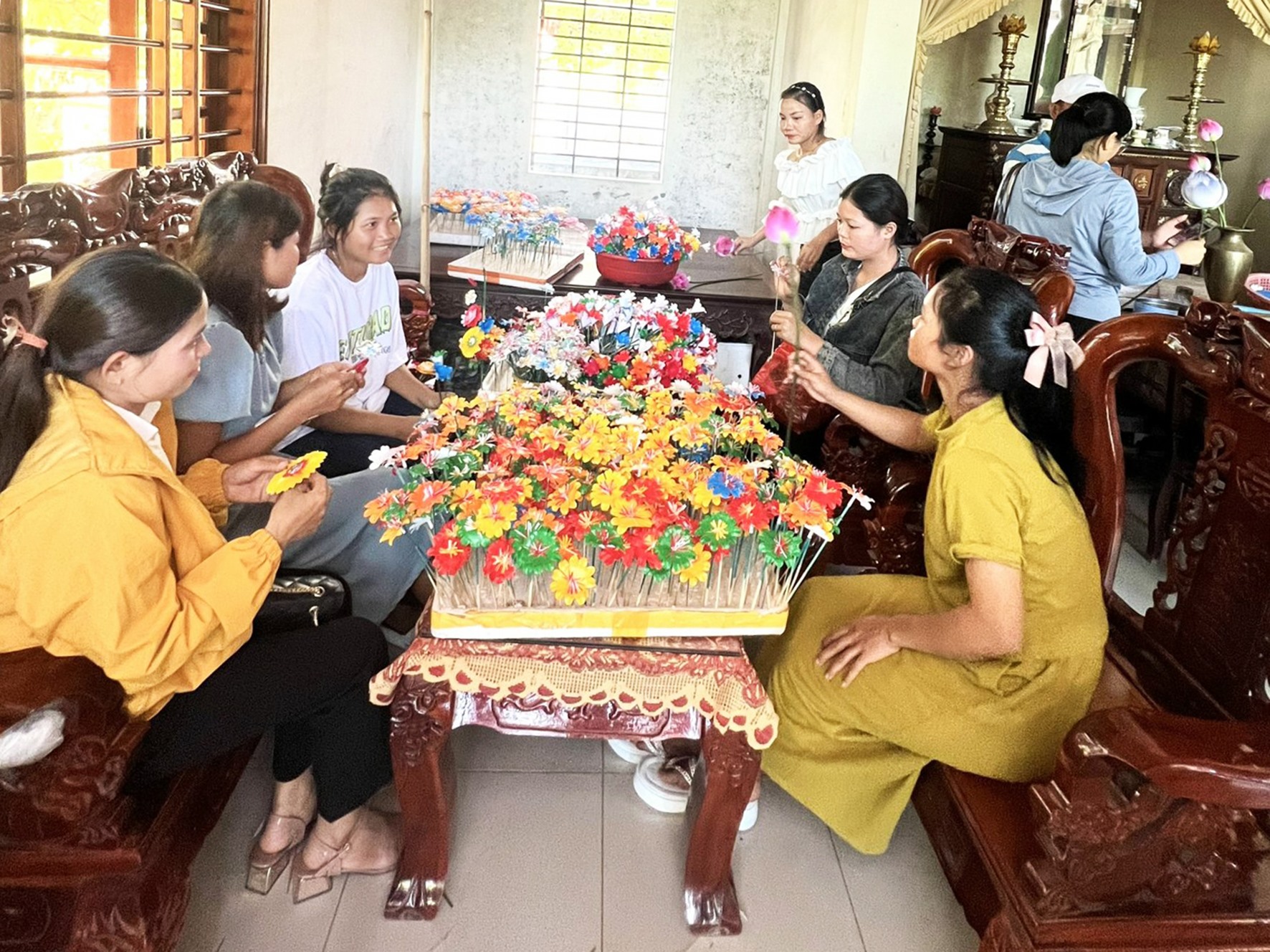 Học sinh và người lao động trải nghiệm làm hoa giấy tại làng nghề Thanh Tiên, xã Phú Mậu, huyện Phú Vang, tỉnh Thừa Thiên Huế -Ảnh: TÚ LINH