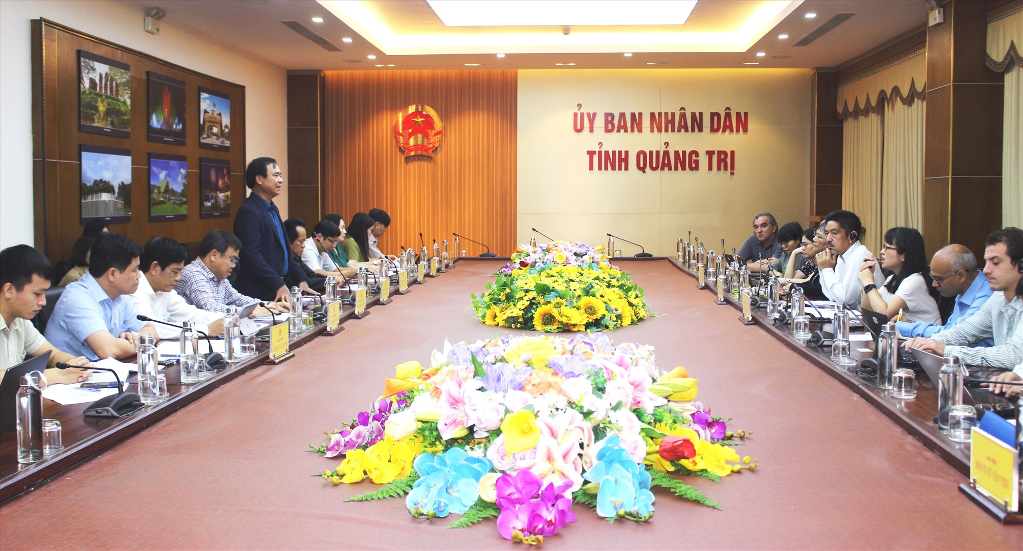 Chủ tịch UBND tỉnh Võ Văn Hưng mong muốn WB quan tâm, hỗ trợ nguồn vốn để đầu tư xây dựng Dự án đường bộ cao tốc Cam Lộ - Lao Bảo - Ảnh: T.T