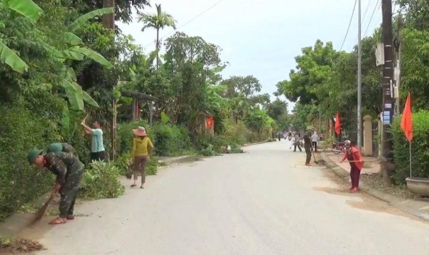 Người dân ở thị xã Quảng Trị tích cực tham gia vệ sinh môi trường xanh, sạch, đẹp -Ảnh: N.T