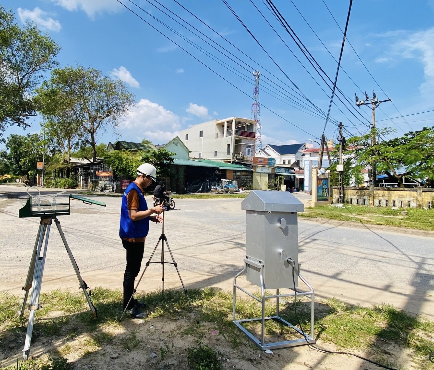 Cán bộ Sở Tài nguyên và Môi trường Quảng Trị thực hiện quan trắc môi trường không khí -Ảnh: L.K