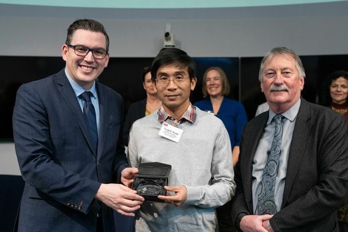 GS Dương Quang Trung (giữa) nhận giải Nghiên cứu xuất sắc của Canada, hôm 16/11. Ảnh: Vnexpress