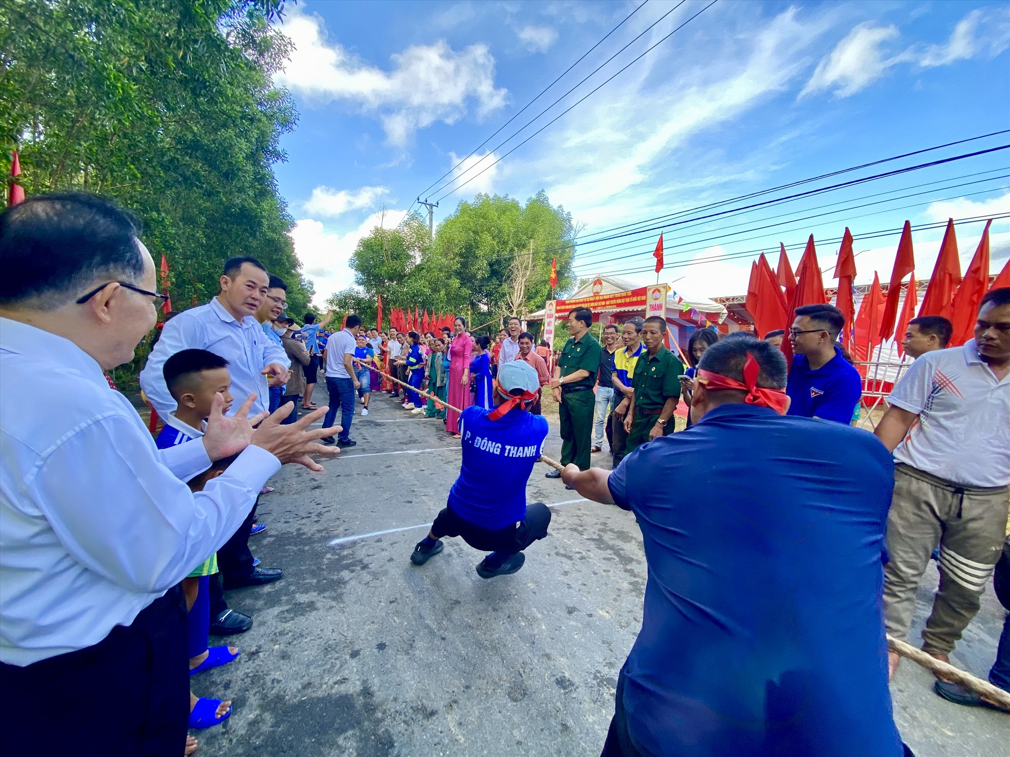 Trò chơi kéo co thu hút nhiều đội đến từ các phường trên địa bàn thành phố Đông Hà tham gia - Ảnh: N.B