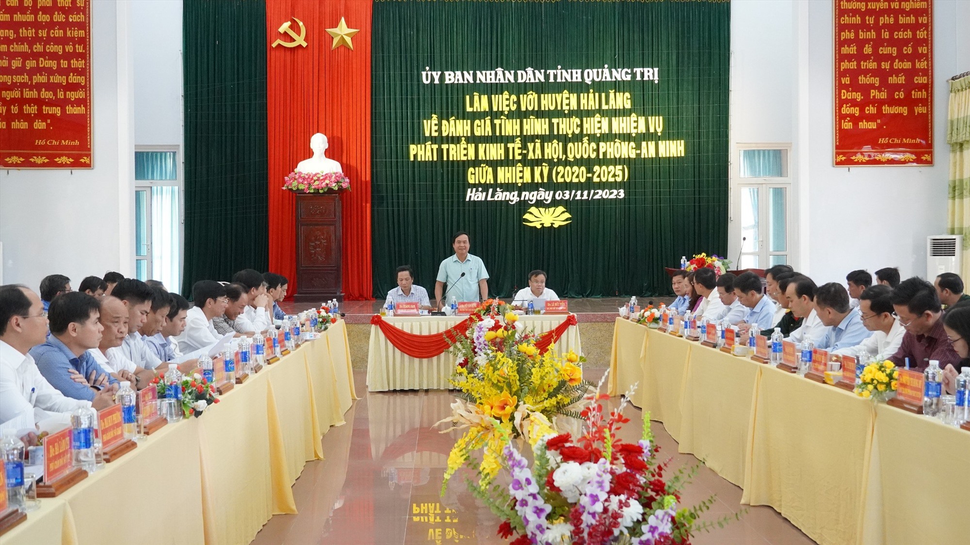 Chủ tịch UBND tỉnh Võ Văn Hưng đánh giá cao sự nỗ lực, cố gắng của Đảng bộ, chính quyền và Nhân dân huyện Hải Lăng trong nửa nhiệm kỳ qua - Ảnh: H.T