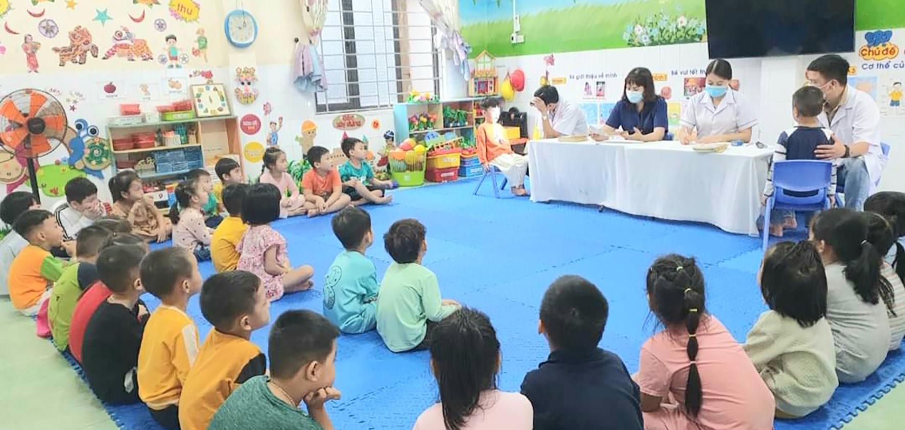 Trường Mầm non Hoa Mai (thị xã Quảng Trị) khám sức khỏe cho trẻ - Ảnh: T.H.M