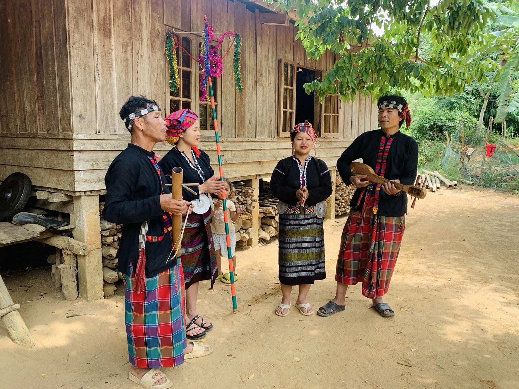 Chị Thới (thứ 2, trái sang) tham gia tập luyện với các thành viên Câu lạc bộ Cồng chiêng Khối 6 - Ảnh: M.L