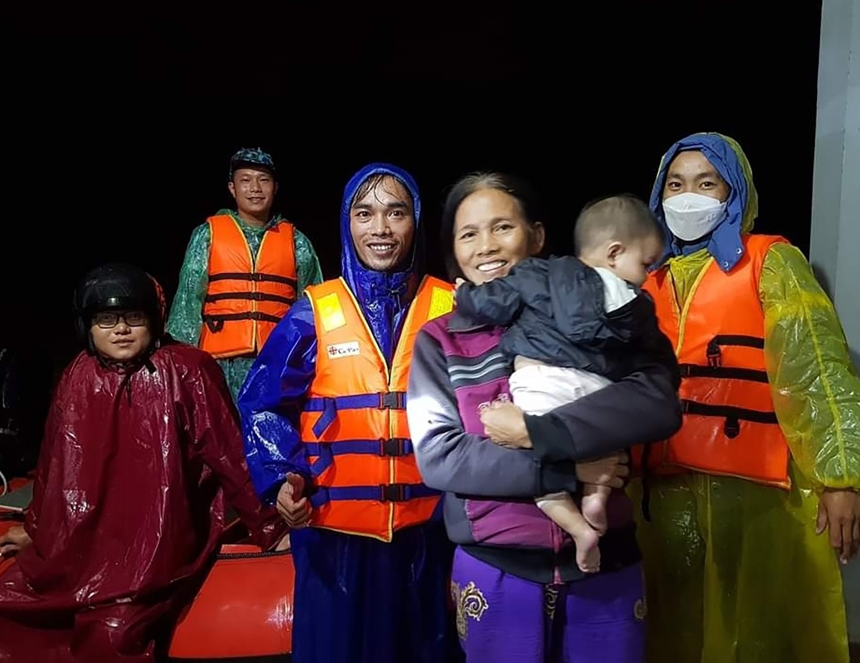 Anh Trần Ngọc Sơn (đứng thứ 3, từ trái sang cùng các thành viên đội ca nô ứng cứu 24/24 giúp hai bà cháu ở Hải Lăng đến nơi an toàn -Ảnh: T.L