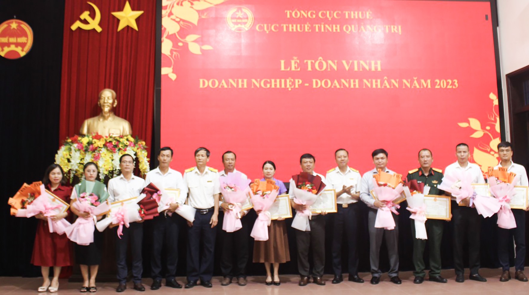 Cục Thuế tỉnh tôn vinh, tặng giấy khen cho các doanh nghiệp thực hiện tốt chính sách - pháp luật thuế nhân Ngày Doanh nhân Việt Nam 13/10 - Ảnh: H.T