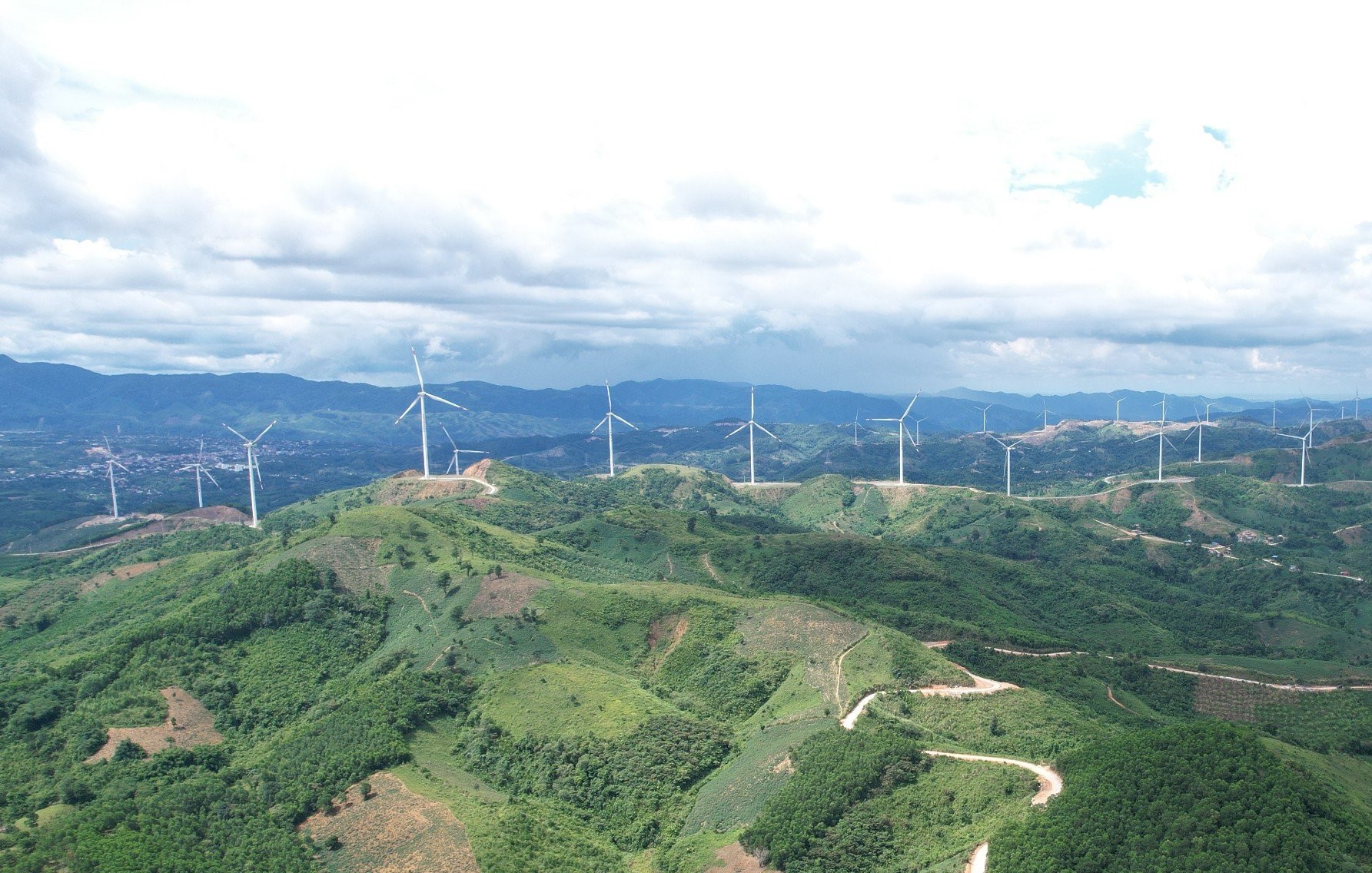 Các dự án điện gió xây dựng tại xã Hướng Lộc, huyện Hướng Hóa, trong đó có các trụ điện thuộc Nhà máy điện gió Amaccao Quảng Trị 1 - Ảnh: L.T