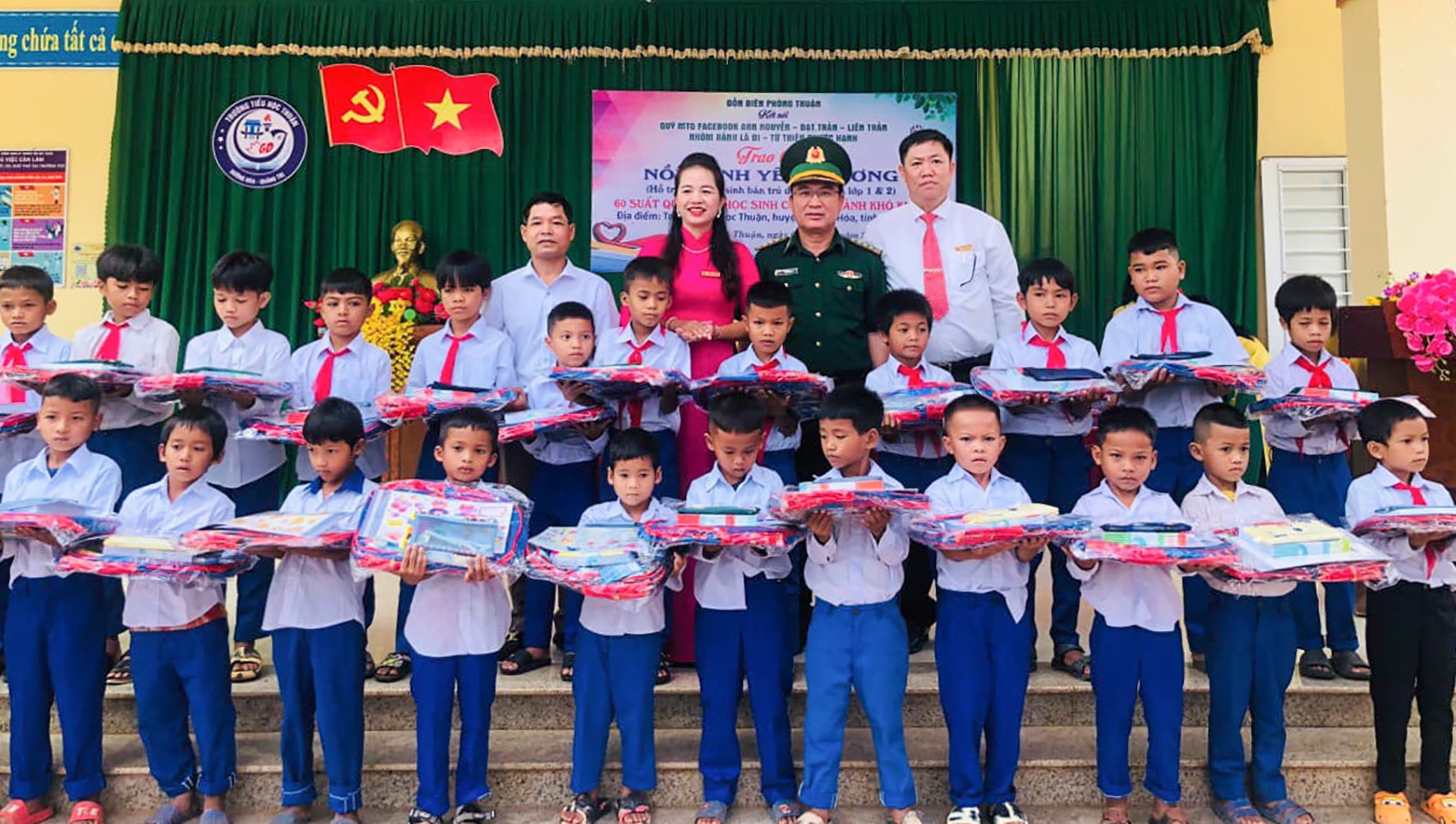 Cô Nguyễn Thị Thuận cùng đại diện Đồn Biên phòng Thuận và các tổ chức, cá nhân hảo tâm trao quà cho học sinh -Ảnh: TRẦN TUYỀN