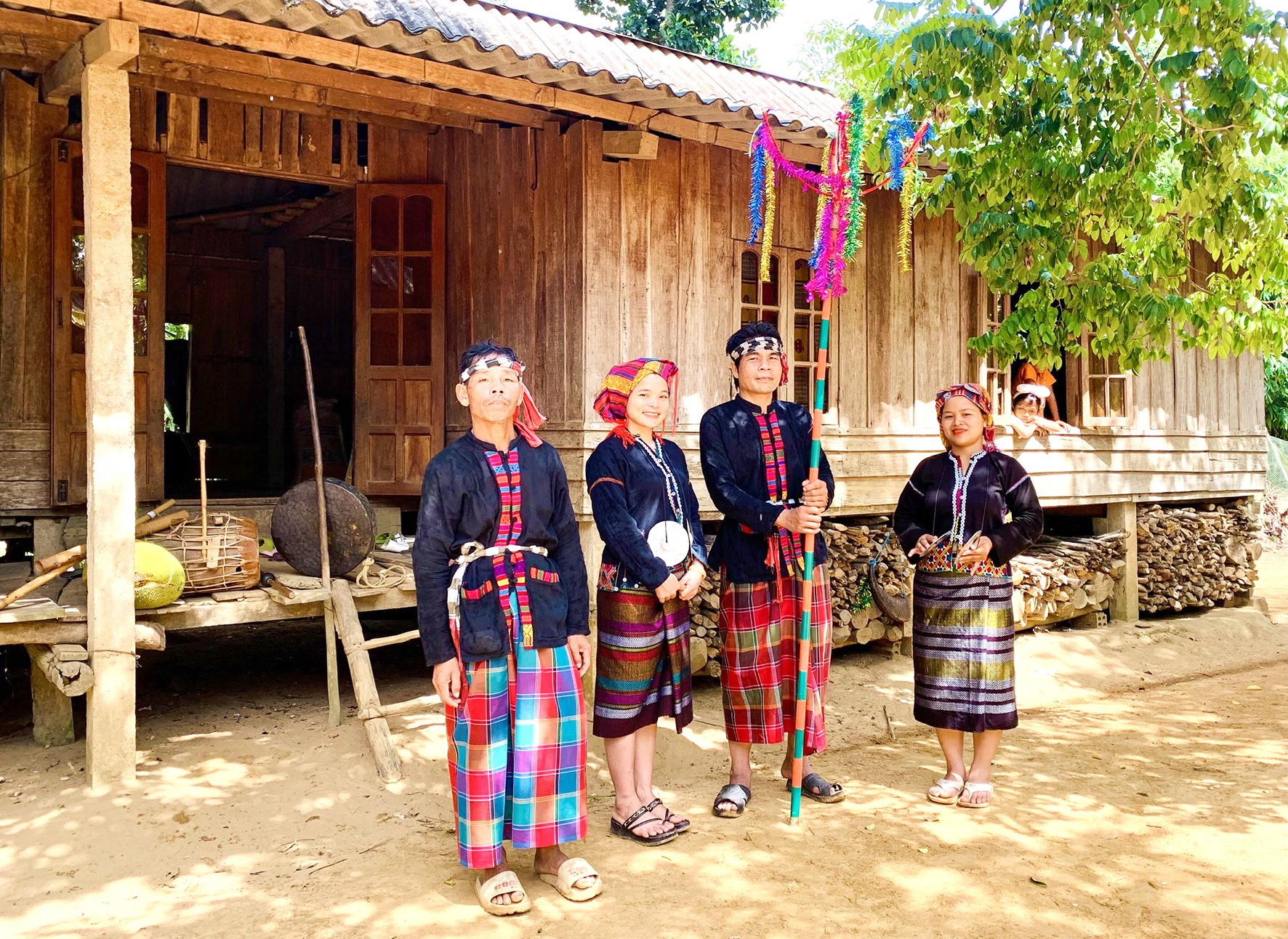 Các thành viên Câu lạc bộ Cồng chiêng Khe Sanh, huyện Hướng Hóa chuẩn bị luyện tập-Ảnh: N.Q