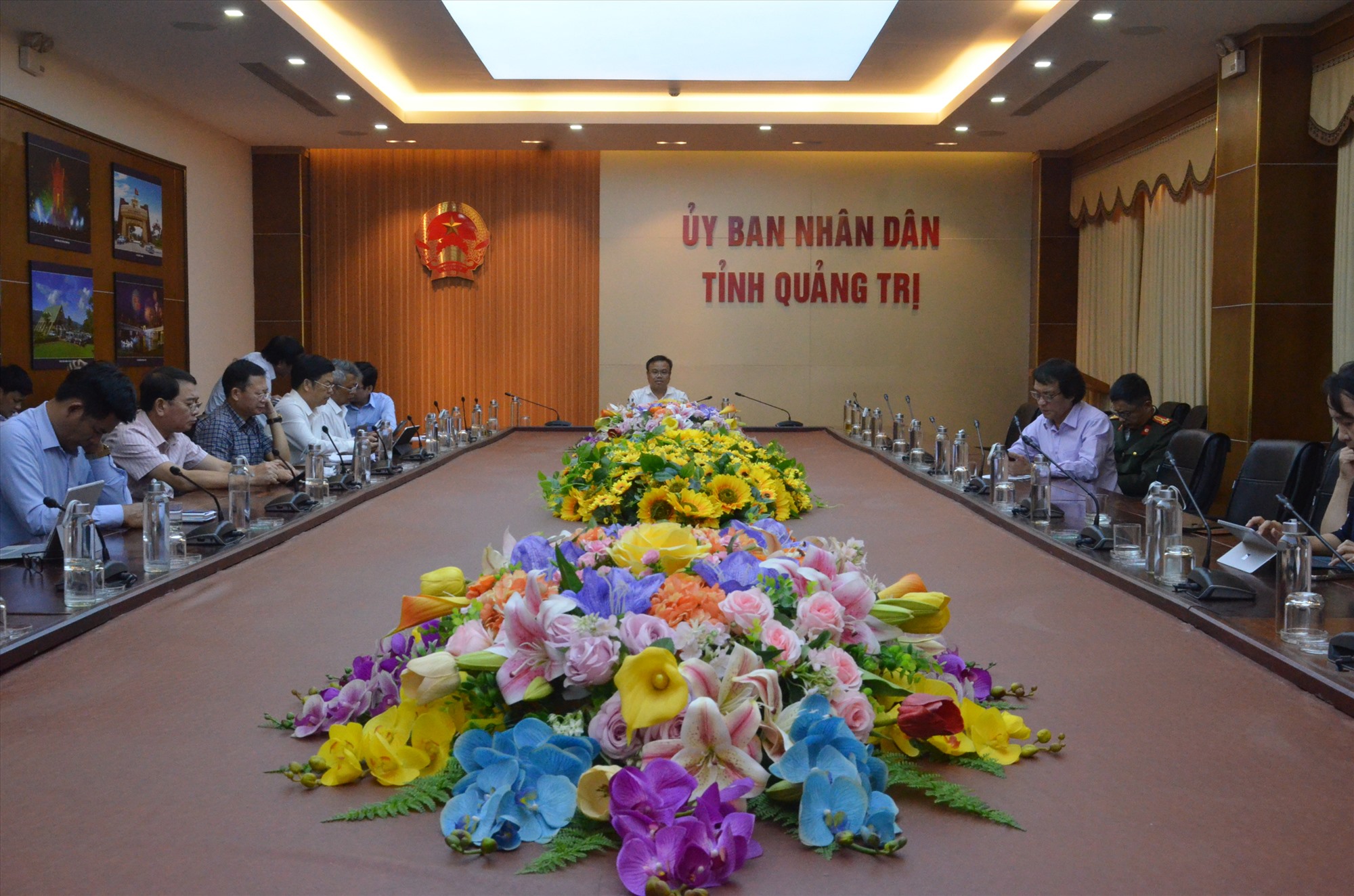 Phó Chủ tịch UBND tỉnh Lê Đức Tiến cùng lãnh đạo các sở, ngành tham dự hội nghị tại điểm cầu Quảng Trị - Ảnh: Lê Minh