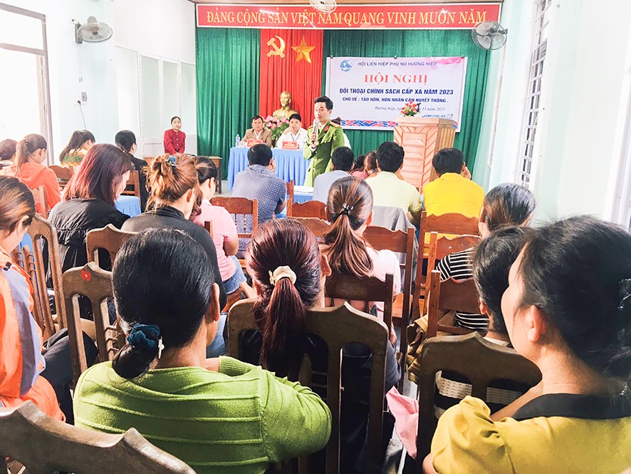 Hội LHPN xã Hướng Hiệp, huyện Đakrông tổ chức đối thoại chính sách với người dân về chủ đề phòng, chống tảo hôn và hôn nhân cận huyết thống - Ảnh: T.C.L