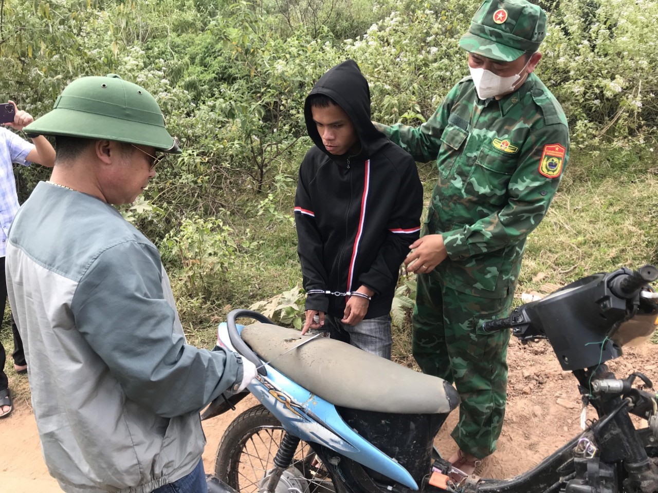 Đối tượng Hồ Văn Bằng bị lực lượng chức năng bắt giữ khi đang tàng trữ trái phép chất ma túy