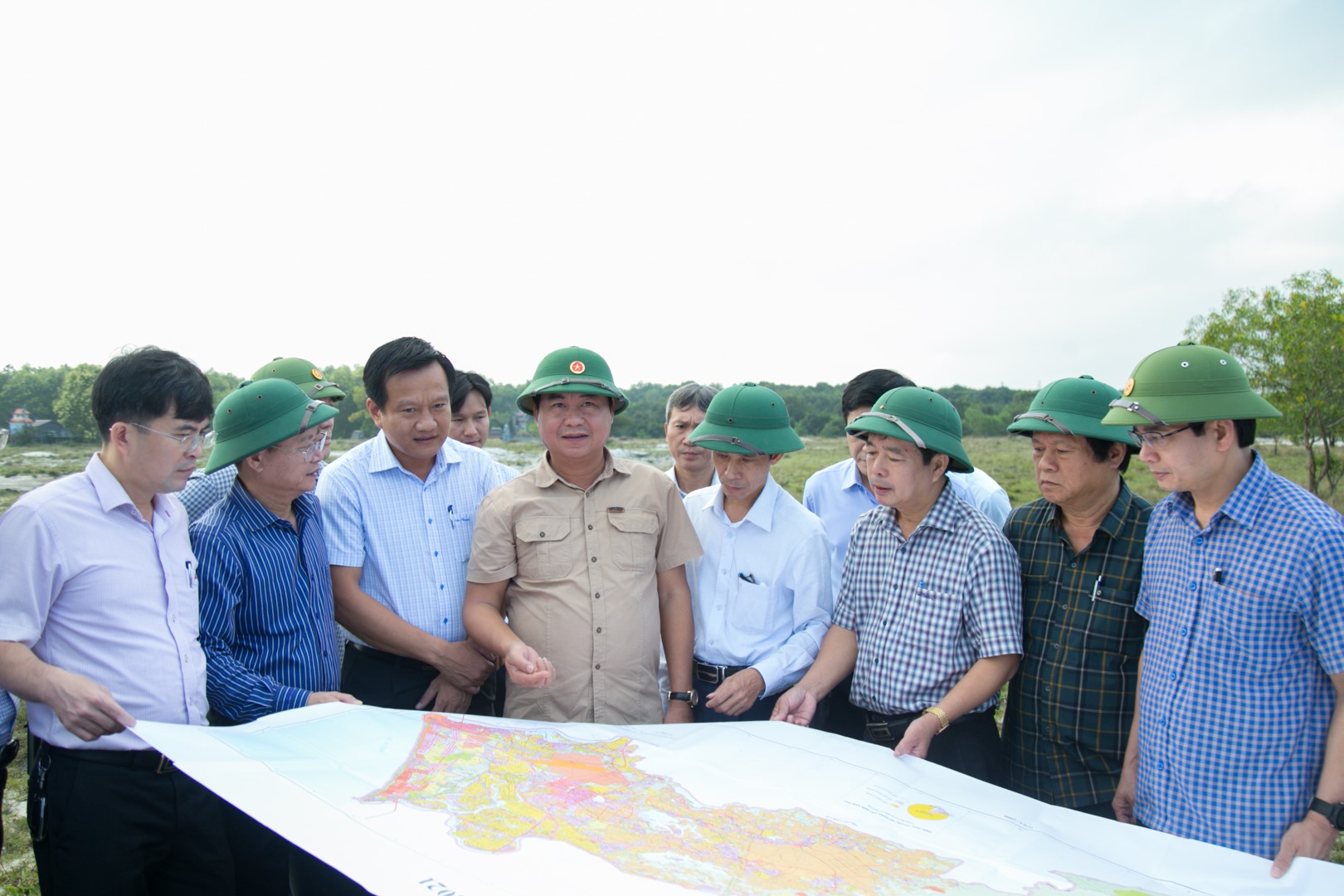 Chủ tịch UBND tỉnh Võ Văn Hưng kiểm tra thực địa khu vực xây dựng Dự án Cảng hàng không Quảng Trị tại xã Gio Quang - Ảnh: L.T