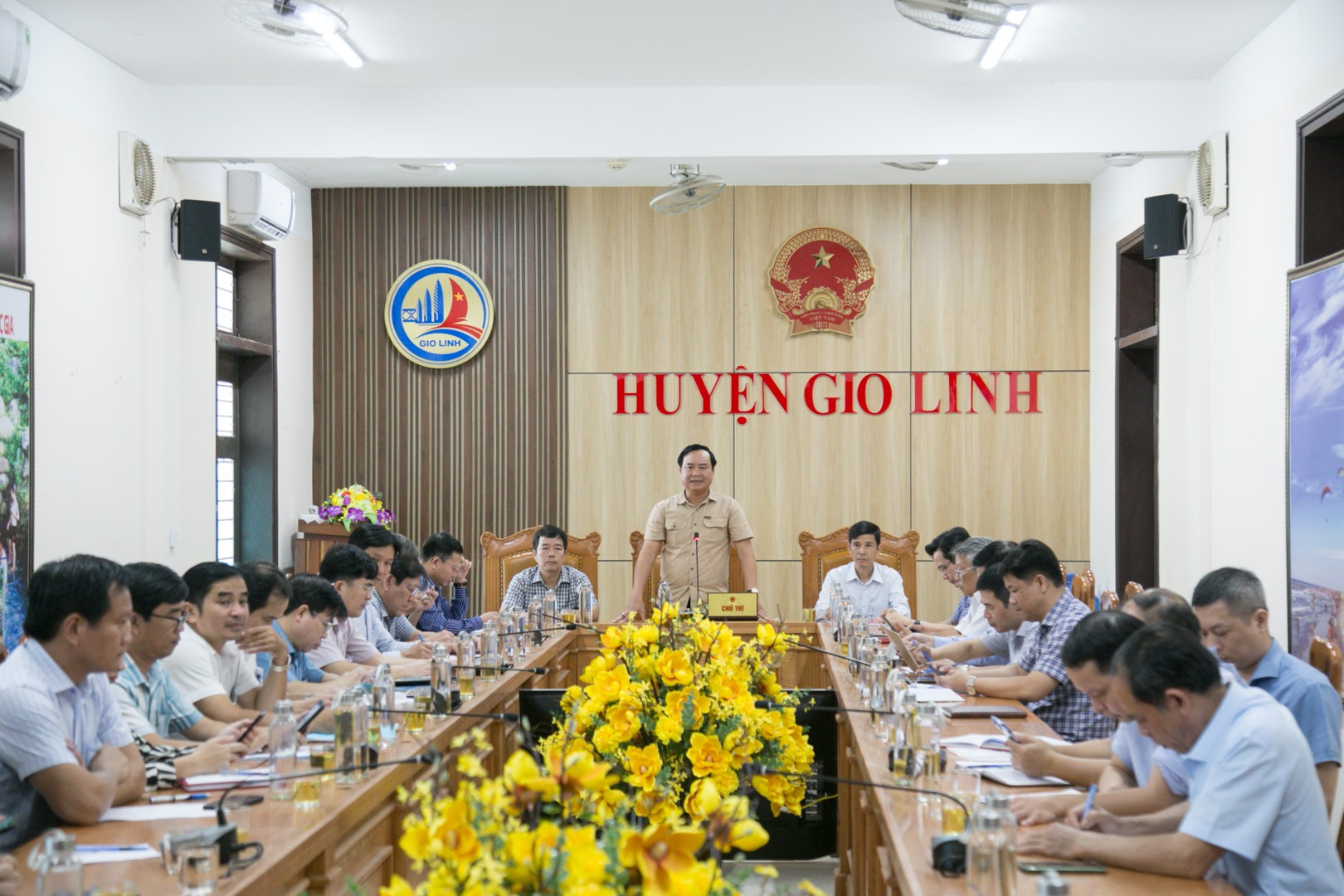 Chủ tịch UBND tỉnh Võ Văn Hưng chỉ đạo hoàn thành công tác GPMB trong năm 2024 - Ảnh: L.T