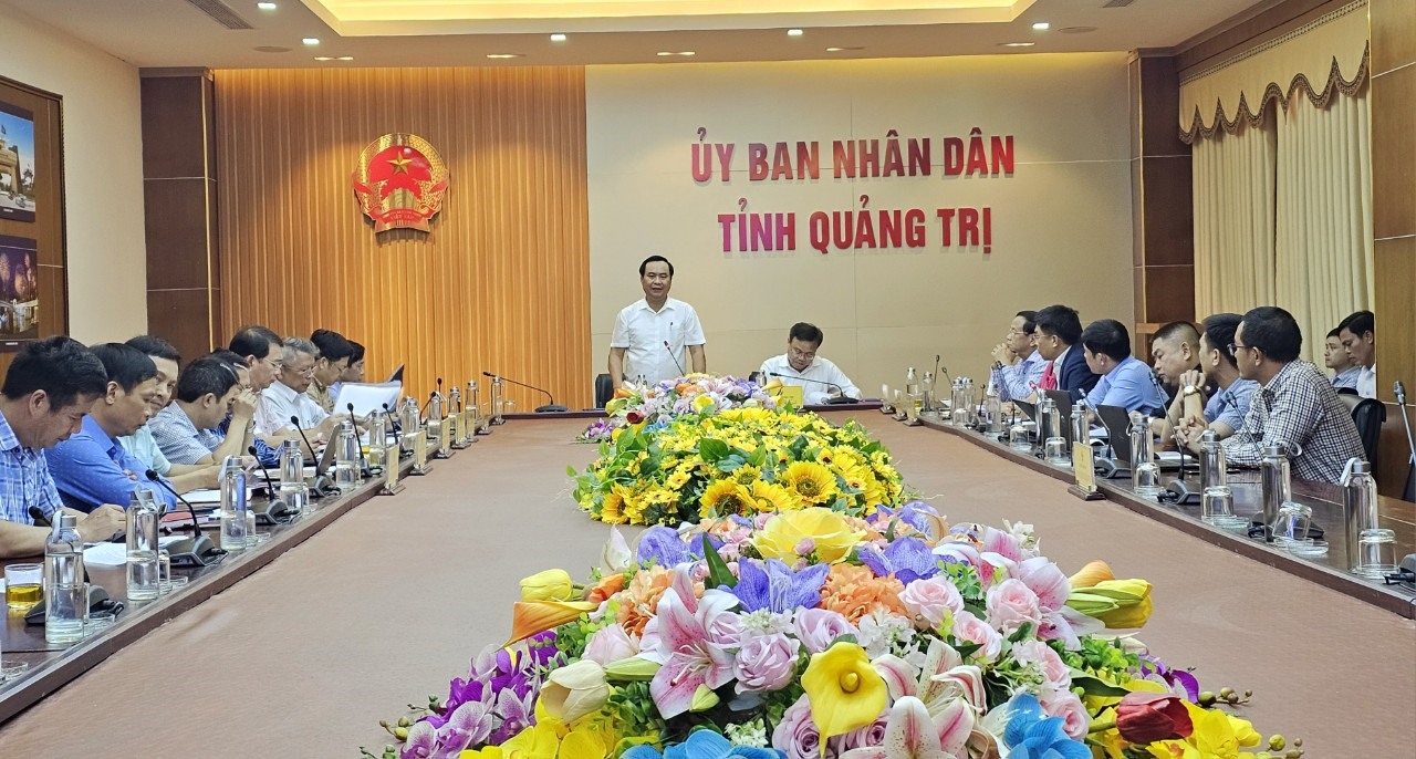 Chủ tịch UBND tỉnh Võ Văn Hưng đề nghị các ngành, địa phương tích cực phối hợp hỗ trợ nhà đầu tư hoàn thành các thủ tục để triển khai dự án - Ảnh: T.T