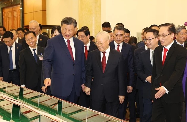Tổng Bí thư Nguyễn Phú Trọng và Tổng Bí thư, Chủ tịch nước Trung Quốc Tập Cận Bình cùng xem và nghe giới thiệu các văn kiện hợp tác giữa hai nước đã được ký kết. Ảnh: TTXVN