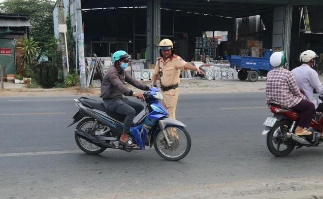 Lực lượng Cảnh sát Giao thông làm nhiệm vụ trên Quốc lộ 50, huyện Chợ Gạo, tỉnh Tiền Giang. (Ảnh: Minh Trí/TTXVN)