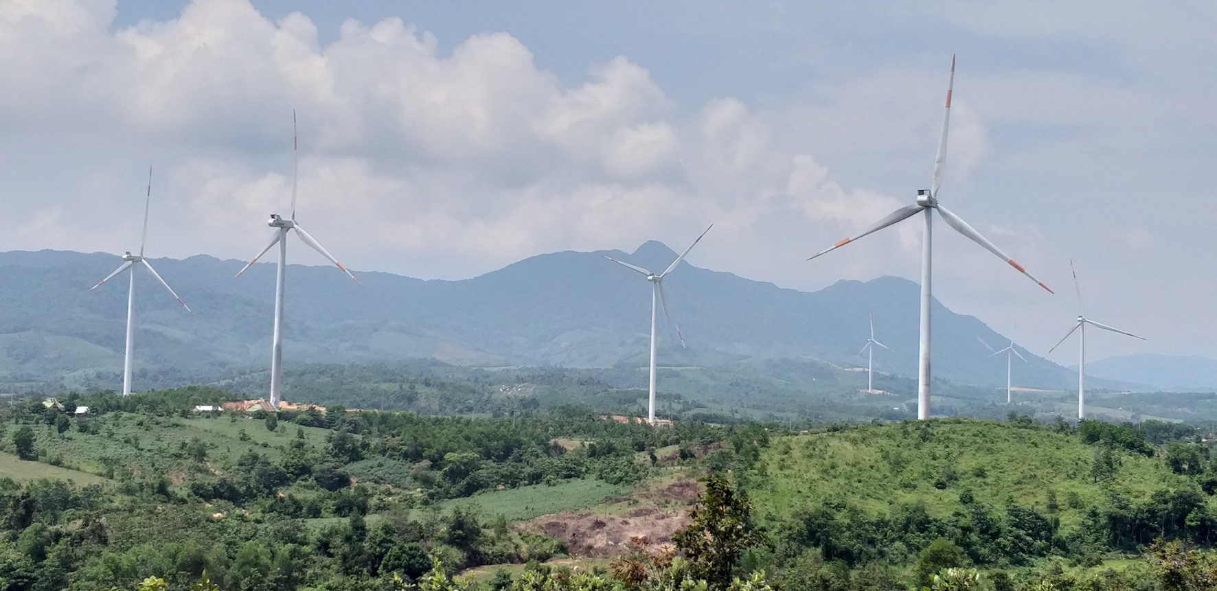 Các trụ tuabin điện gió do Công ty Cổ phần Tổng công ty Tân Hoàn Cầu đầu tư xây dựng tại xã Hướng Linh, huyện Hướng Hóa - Ảnh: LÊ MINH
