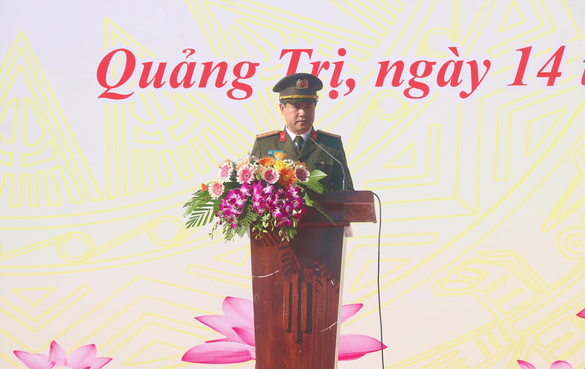 Đại tá Nguyễn Đức Hải, Giám đốc Công an tỉnh phát lệnh ra quân - Ảnh: N.B