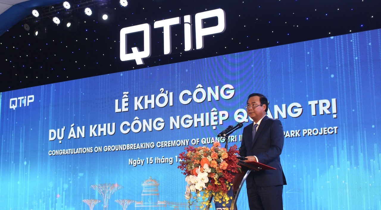 Chủ tịch UBND tỉnh Võ Văn Hưng khẳng định dự án Khu công nghiệp Quảng Trị là dự án trọng điểm của tỉnh, có ý nghĩa rất quan trọng trong việc thu hút đầu tư, phát huy tiềm năng, thế mạnh của tỉnh - Ảnh: H.T
