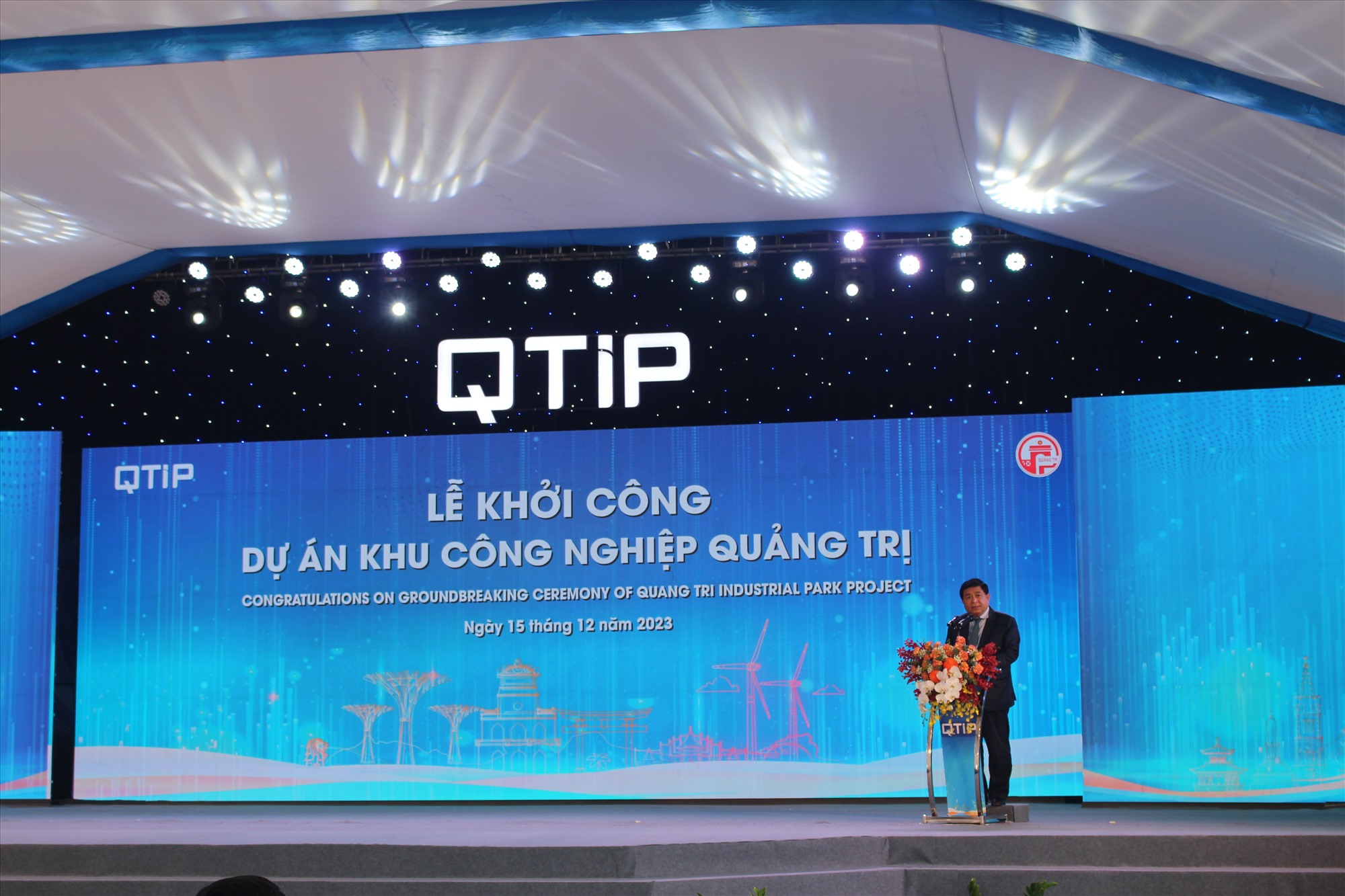 Bộ trưởng Bộ Kế hoạch và Đầu tư Nguyễn Chí Dũng phát biểu tại lễ khởi công - Ảnh: H.T