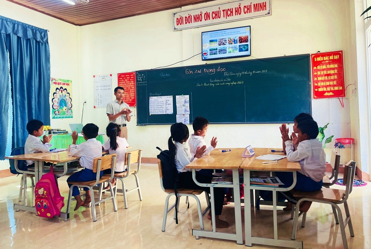 Giờ lên lớp của thầy Phan Trí - Ảnh: Q.H