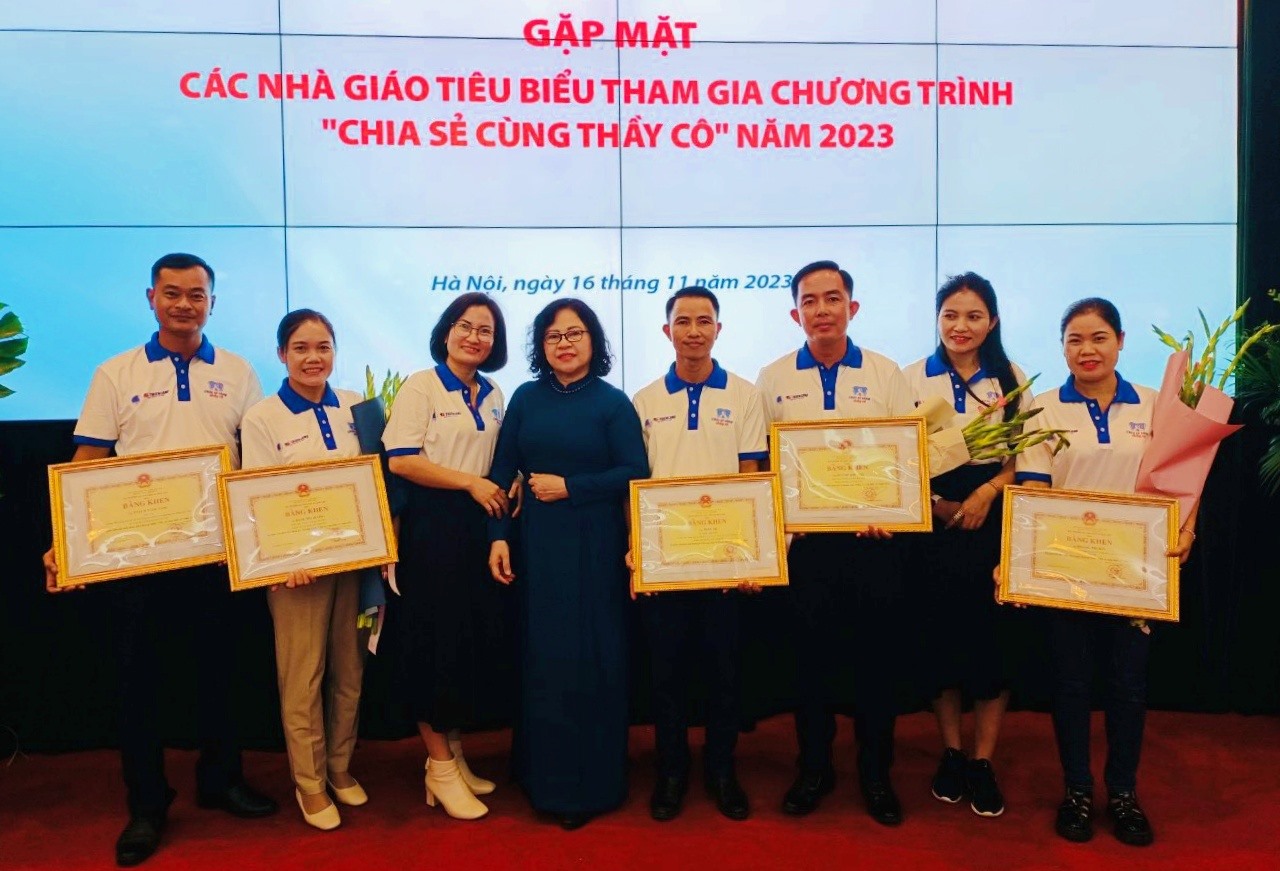 Thầy Phan Trí (thứ 4, từ phải sang) và các giáo viên trẻ tiêu biểu chụp ảnh lưu niệm với lãnh đạo Bộ Giáo dục và Đào tạo - Ảnh: NVCC