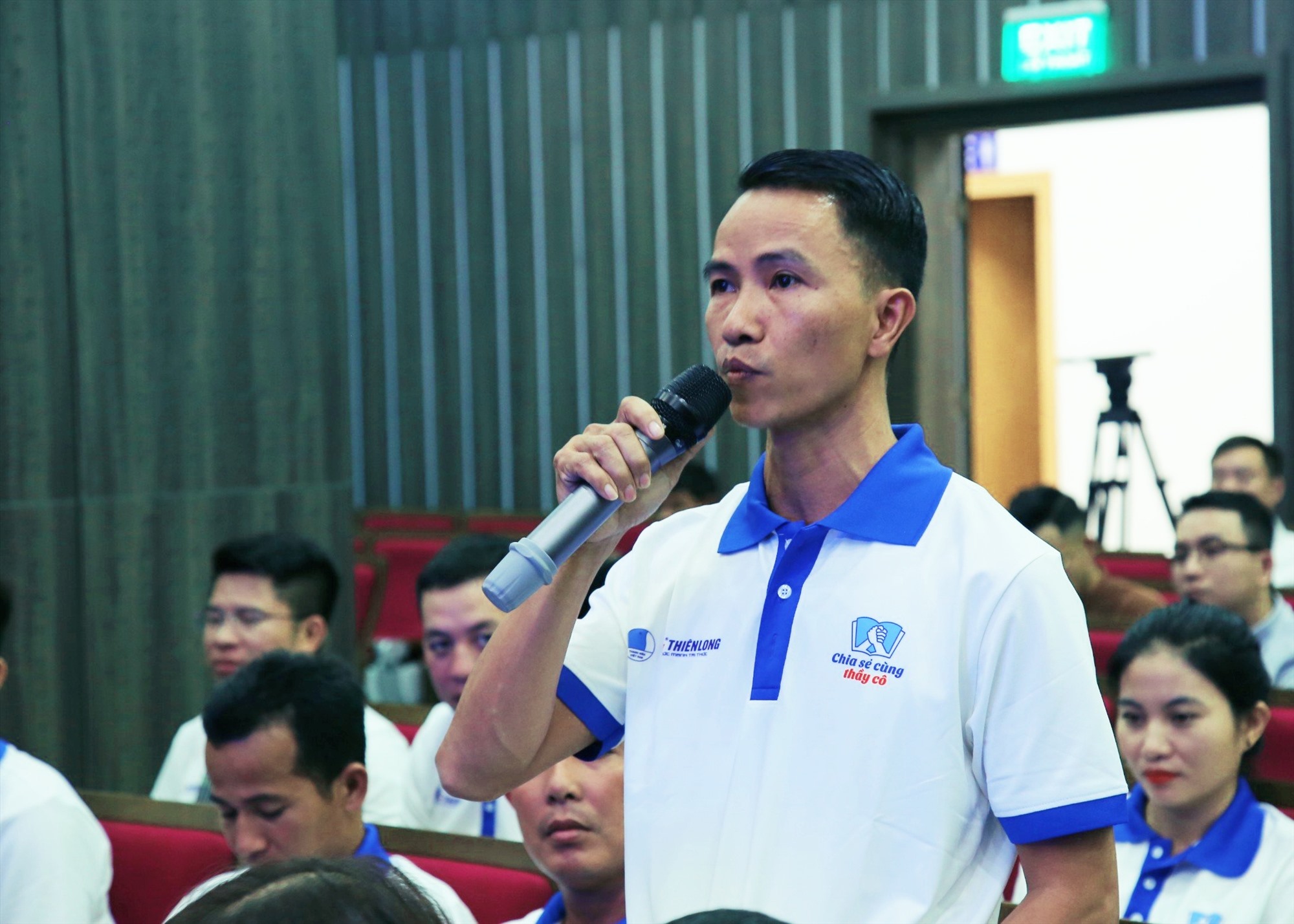 Thầy giáo Phan Trí đề đạt những tâm tư, nguyện vọng của giáo viên cắm bản đến lãnh đạo các bộ, ngành liên quan - Ảnh: NVCC