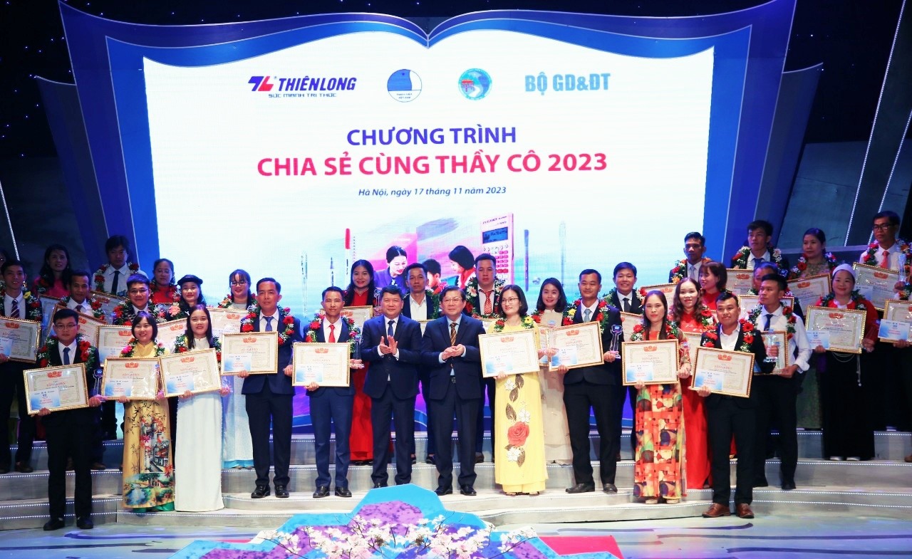 Thầy Phan Trí (hàng đầu tiên, thứ 5 từ trái sang) được vinh danh trong chương trình “Chia sẻ cùng thầy cô” - Ảnh: NVCC