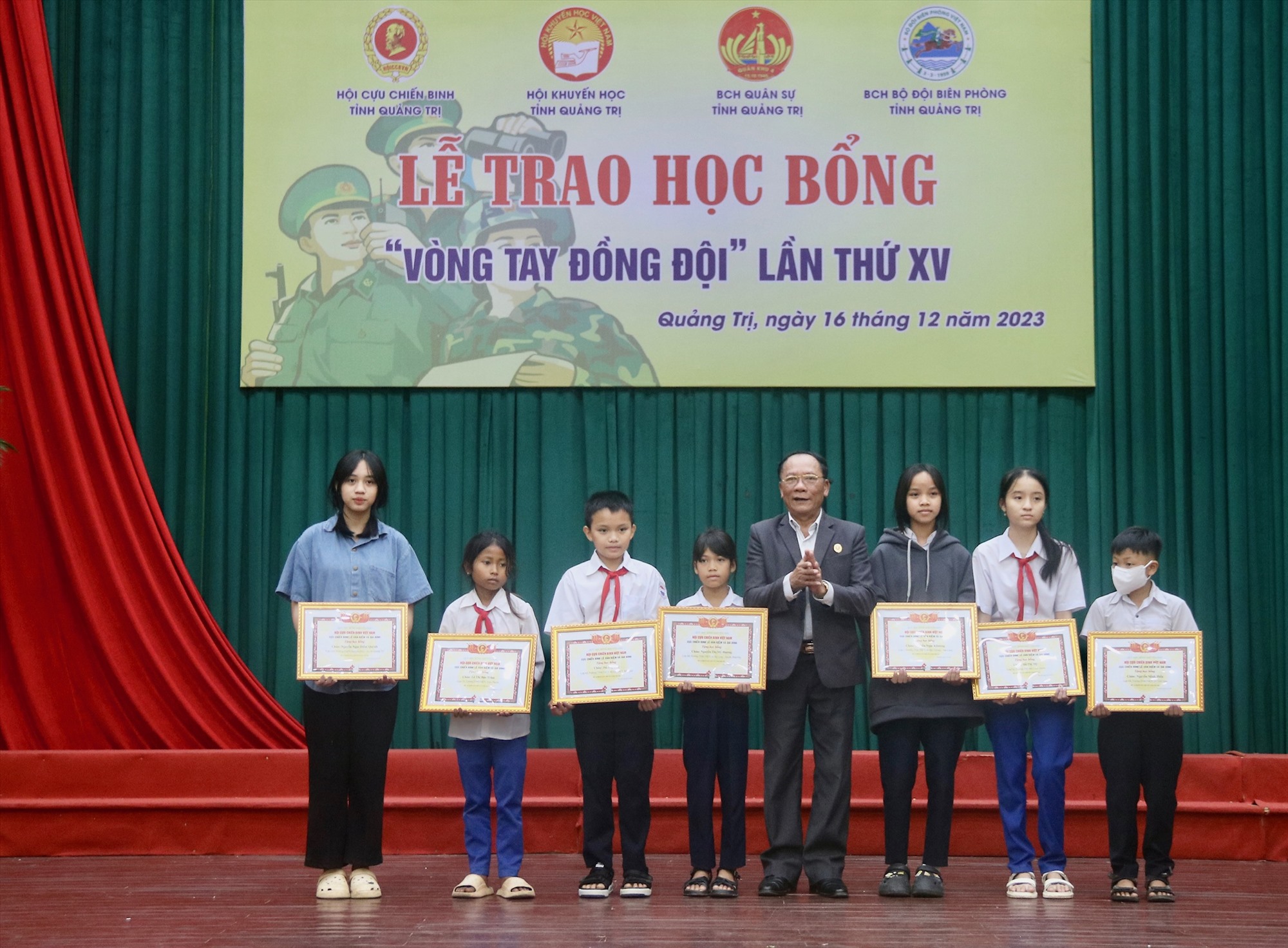 Trao học bổng từ Quỹ học bổng Khuyến học Hội Cựu chiến binh Việt Nam phối hợp với Cựu chiến binh Lê Văn Kiểm và gia đình cho các em học sinh - Ảnh: N.B