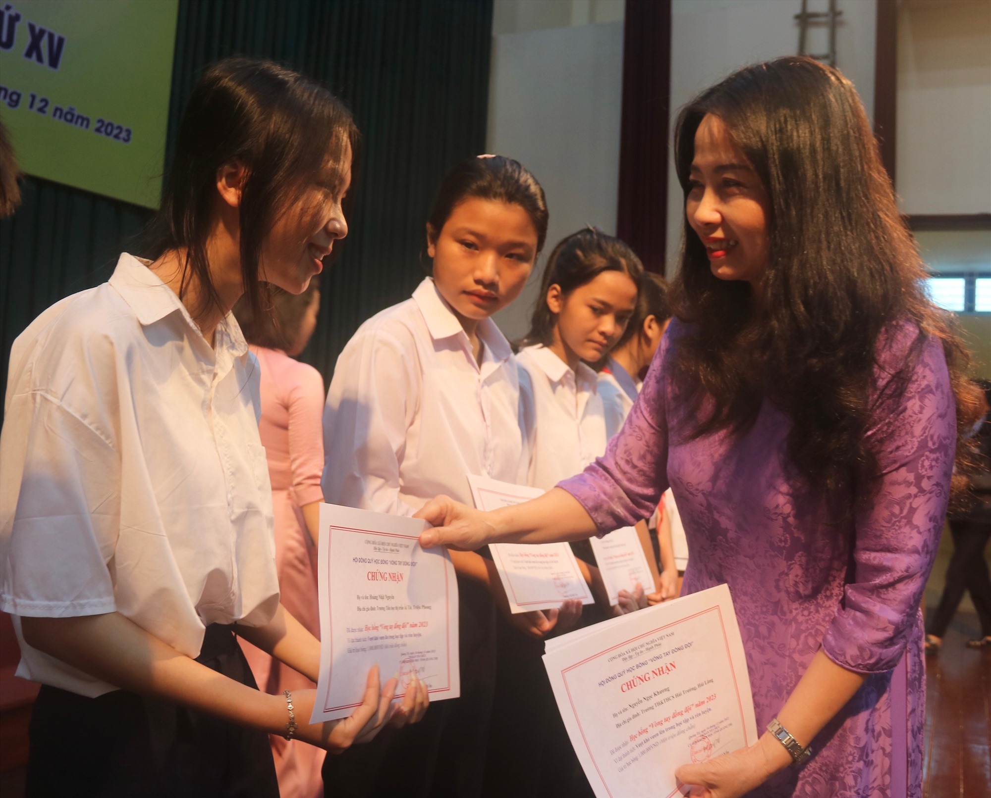 Chủ tịch Hội Khuyến học tỉnh Dương Thị Hải Yến trao học bổng “Vòng tay đồng đội” lần thứ XV cho các em học sinh - Ảnh: N.B