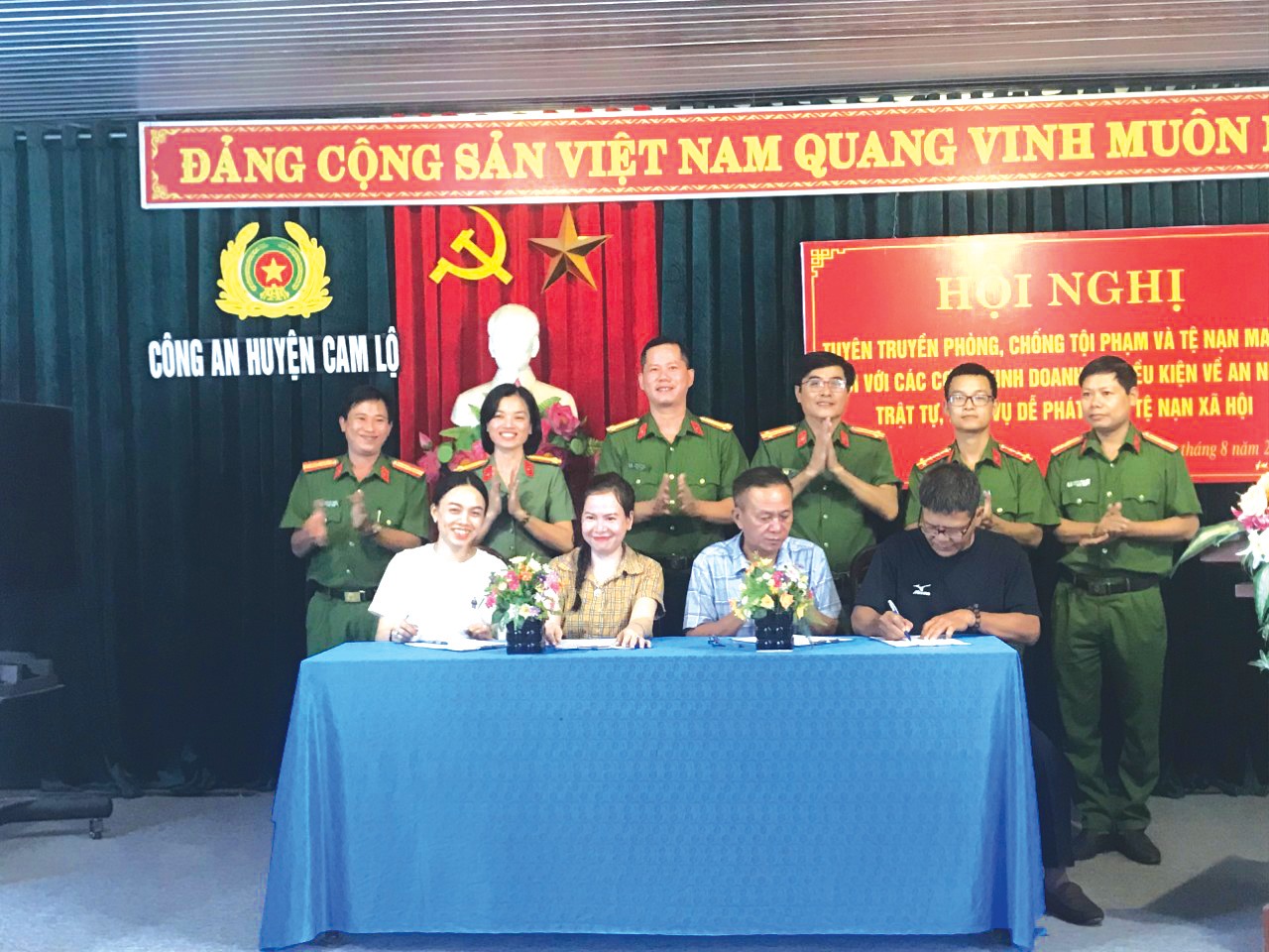 Công an huyện Cam Lộ tổ chức cho các chủ cơ sở kinh doanh dịch vụ dễ phát sinh tệ nạn xã hội ký cam kết không vi phạm - Ảnh: CAQT