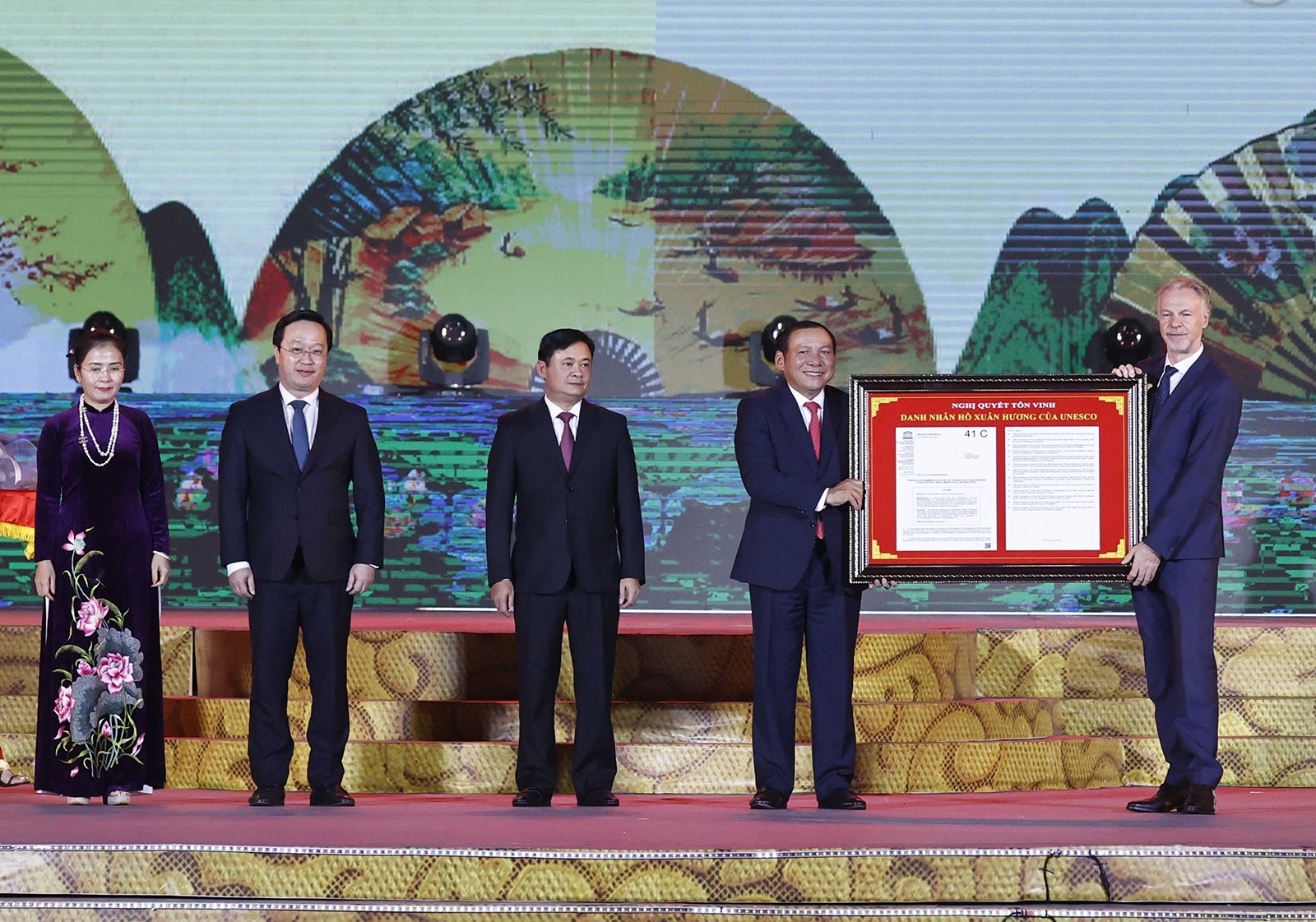 Trao Nghị quyết vinh danh Danh nhân Hồ Xuân Hương của UNESCO cho Việt Nam, ngày 3/12/2022.