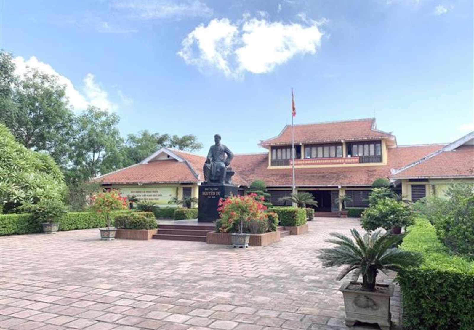 Khu di tích quốc gia đặc biệt Đại thi hào Nguyễn Du nằm ở thị trấn Tiên Điền, huyện Nghi Xuân, tỉnh Hà Tĩnh.