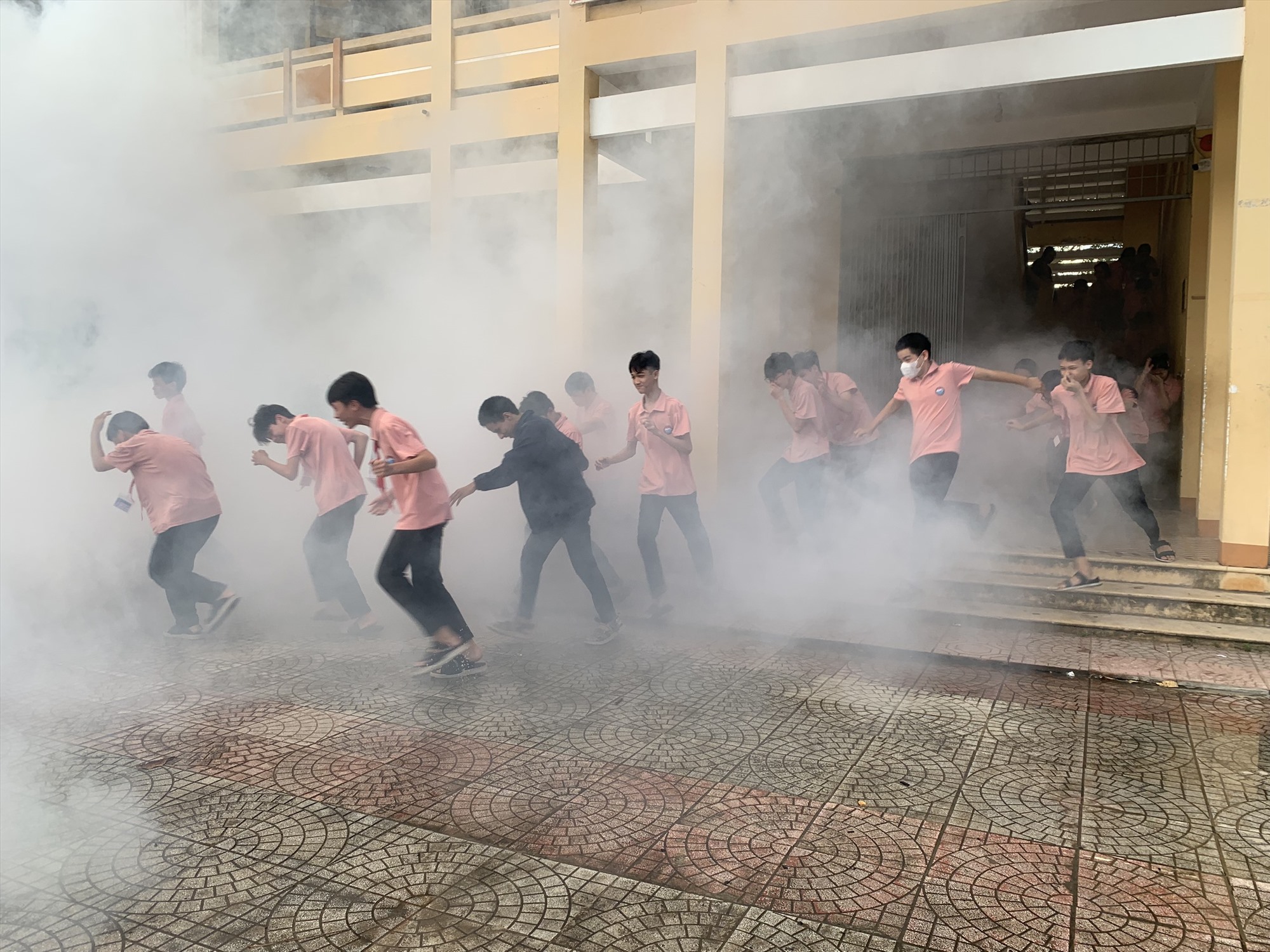 Học sinh Trường THCS Nguyễn Trãi (Vĩnh Linh) thực hành thoát nạn trong môi trường có nhiều khói độc - Ảnh: T.P