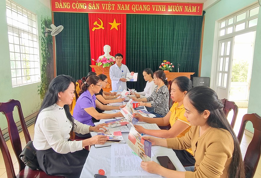 Trưởng Trạm Y tế xã Vĩnh Tú, bác sĩ Thái Văn Hiếu truyền đạt kiến thức tuyên truyền CSSKSS/ KHHGĐ cho đội ngũ y tế thôn ở xã -Ảnh: K.S