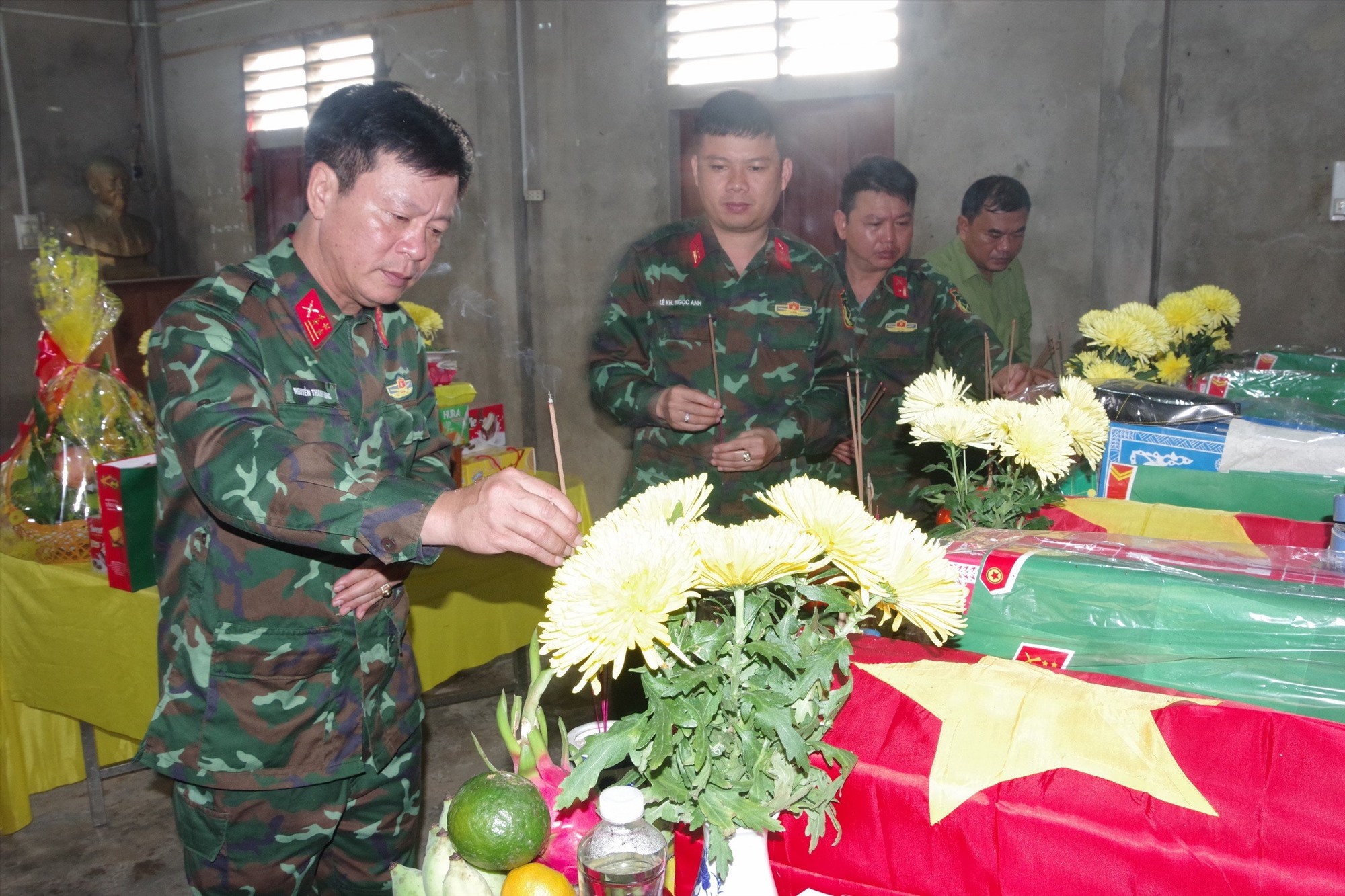 Chính ủy Sư đoàn 968, Đại tá Nguyễn Thanh Hùng (ngoài cùng bìa trái) dâng hương viếng các liệt sĩ vừa được quy tập tại xã Cam Nghĩa, huyện Cam Lộ - Ảnh: L.T