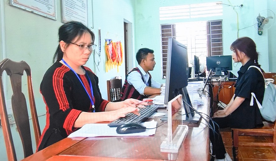 Cán bộ, công chức xã A Bung, huyện Đakrông mặc trang phục truyền thống tại công sở - Ảnh: Đ.V
