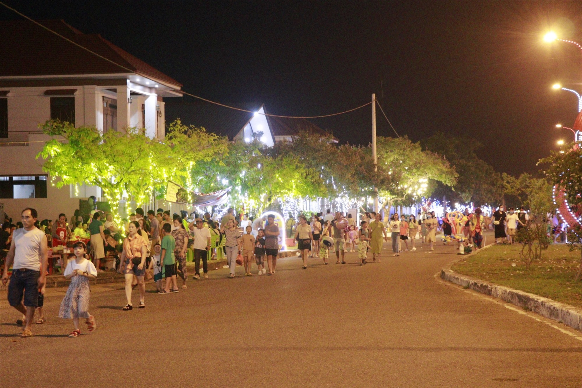 Du khách tham qua, trải nghiệm phố đi bộ Nguyễn Huệ lần đầu tiên tổ chức vào dịp 30/4 và 01/5/2023.